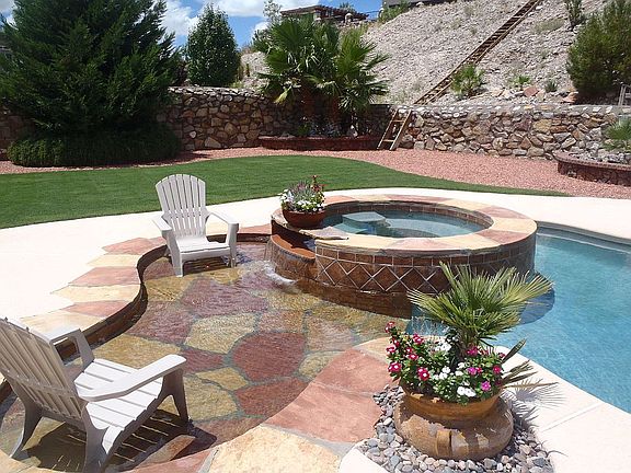 Jacuzzi and beach entry
