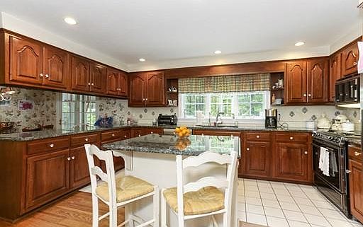 4th image of 34 Pleasant Heights Dr