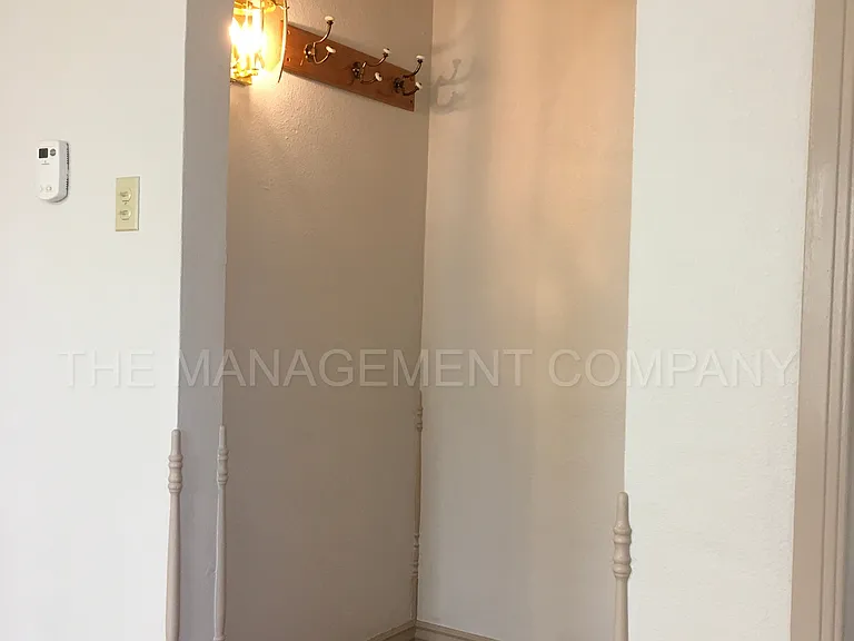 576 Addison Ave W — Photo 4
