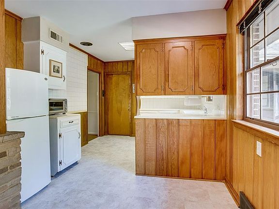 4th image of 2843 Woodmere Dr