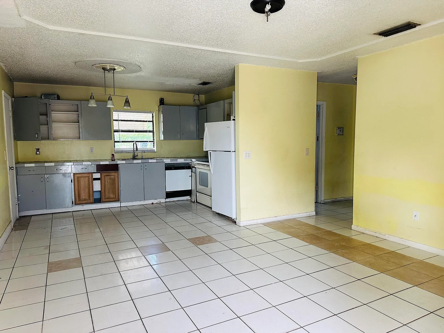 3 bed, 2.0 bath, 1248 sqft, $2,500 — Photo 2