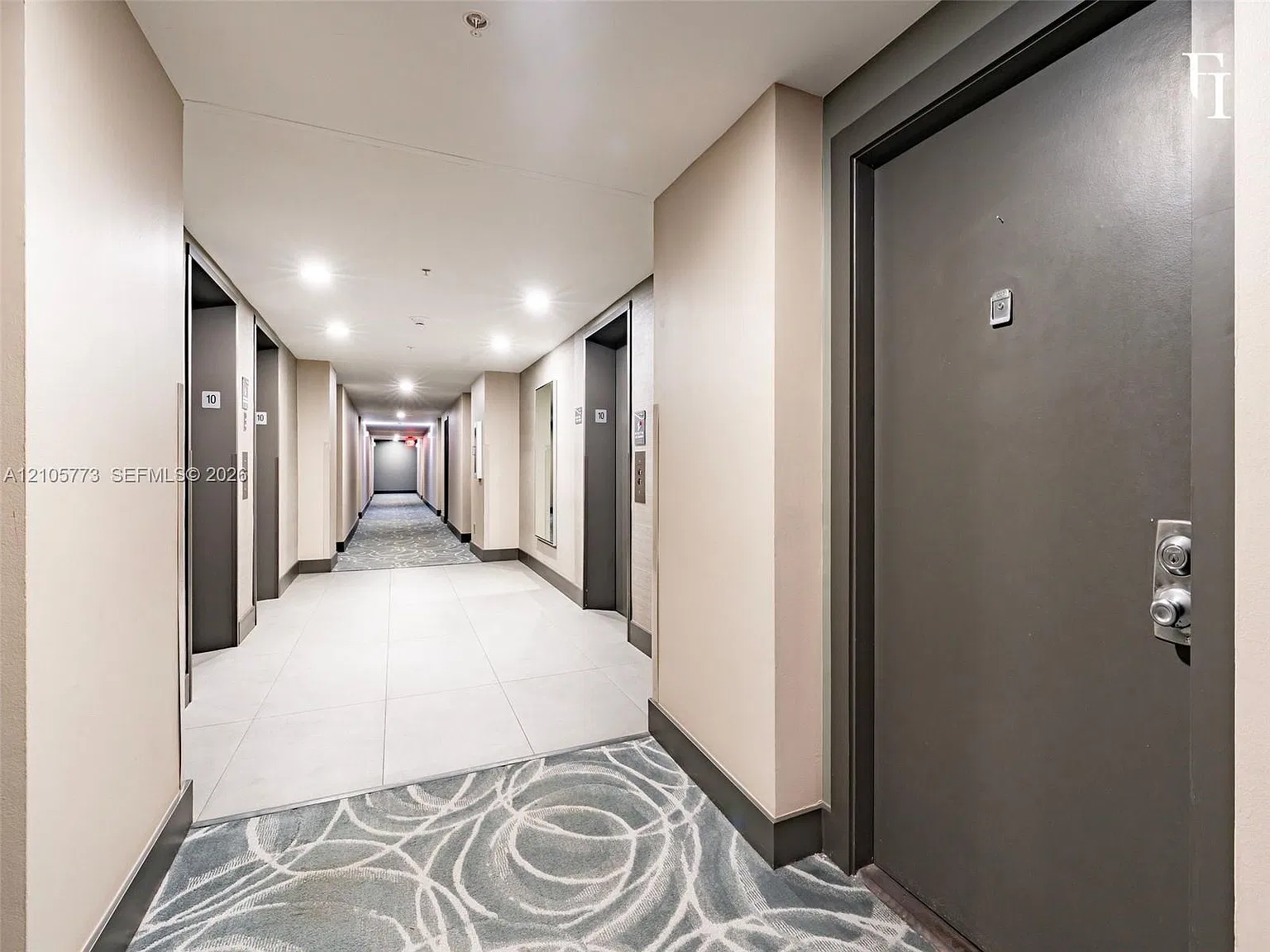 Isola Condo — Photo 2
