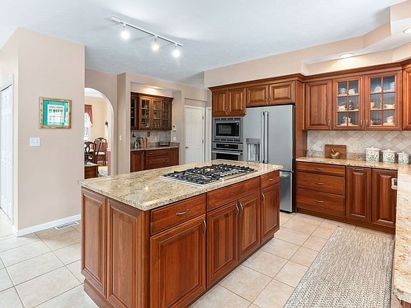 4th image of 20 Sweet Meadow Dr