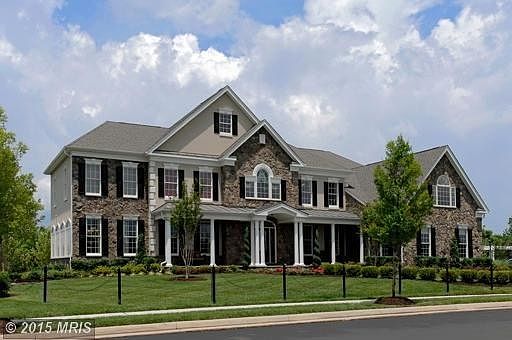 Hampton Manor Exterior (Front)
