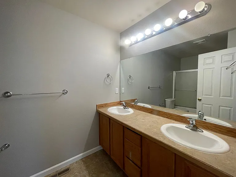 Beautiful 3 Bedroom And 2.5 Bathroom Townhouse In Southwest Redmond! — Photo 8