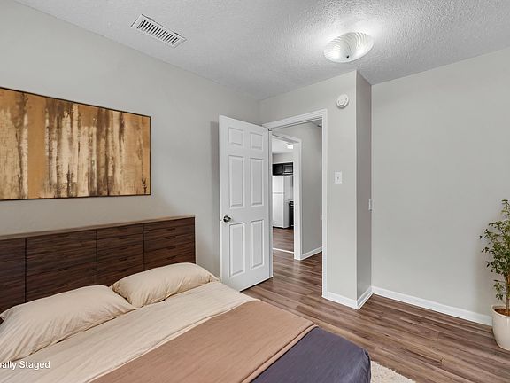 5th image of 315 W Avenue G