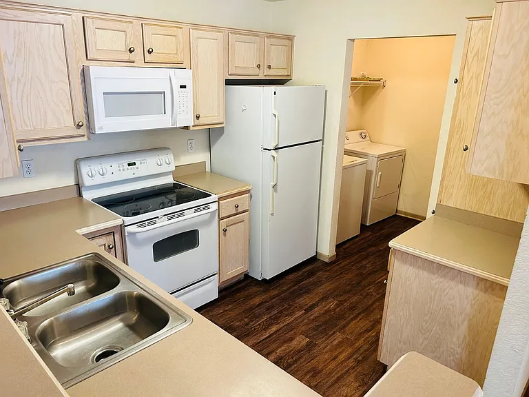 913 Westridge Dr #14 — Photo 6