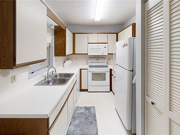 5th image of 9381 SW 84th Ter Unit E