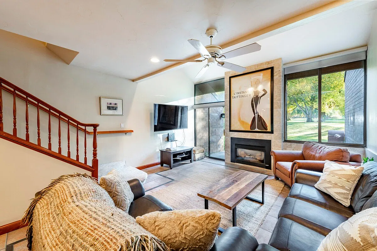 4 bed, 2.5 bath, 1700 sqft, $5,040 — Photo 1