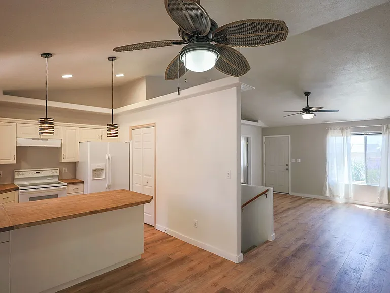 125 E 300 N — Photo 22