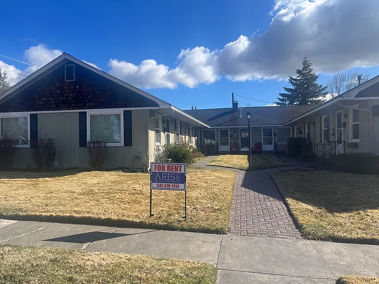 130 SW Canyon Dr — Photo 1