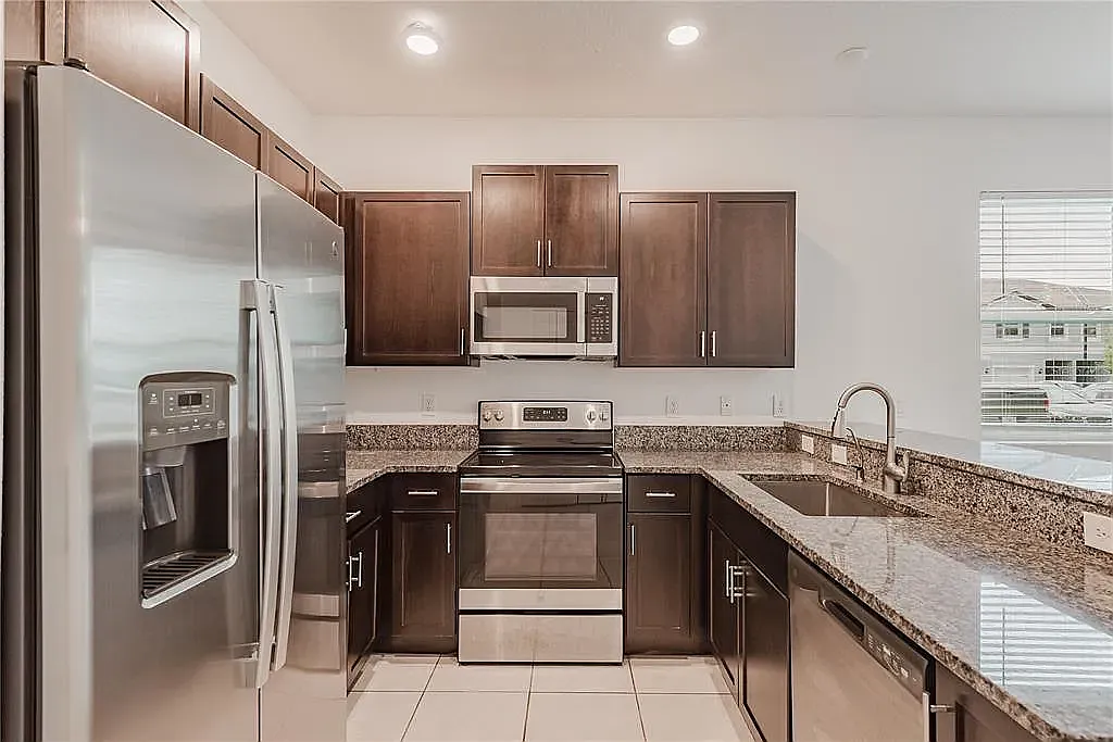 3 bed, 2.5 bath, 1880 sqft, $2,235 — Photo 4