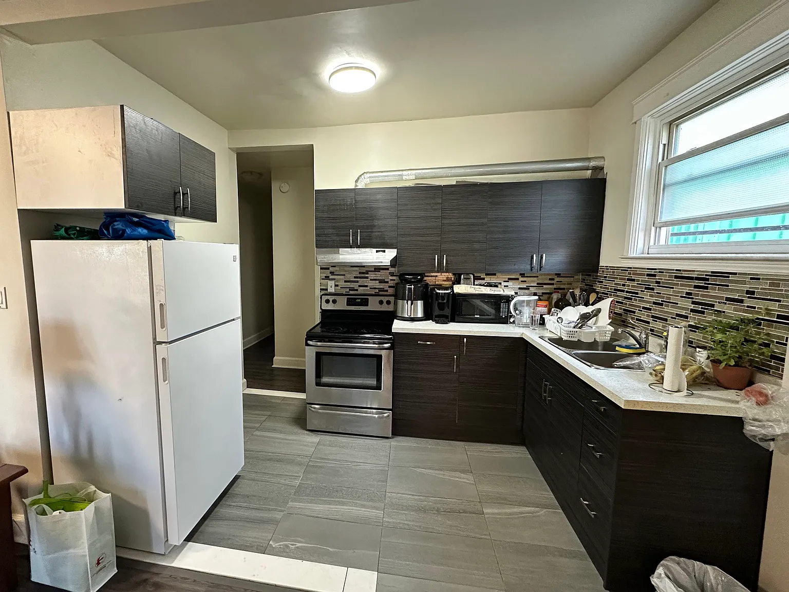 Large high ceiling 2 Bedroom -241 Queen St S — Photo 4