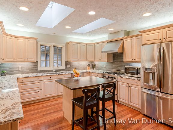 5th image of 155 Clydesdale Ct SW