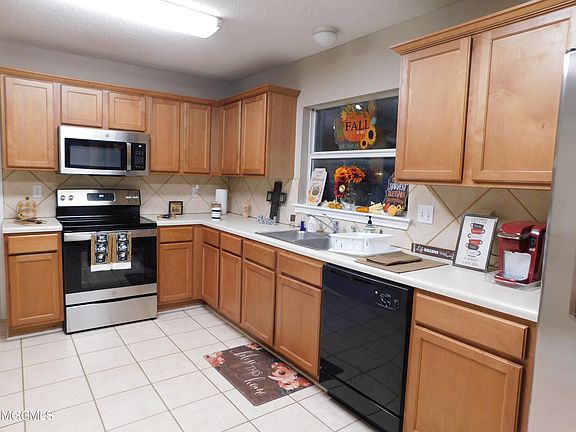 5th image of 16176 Saddle Dr
