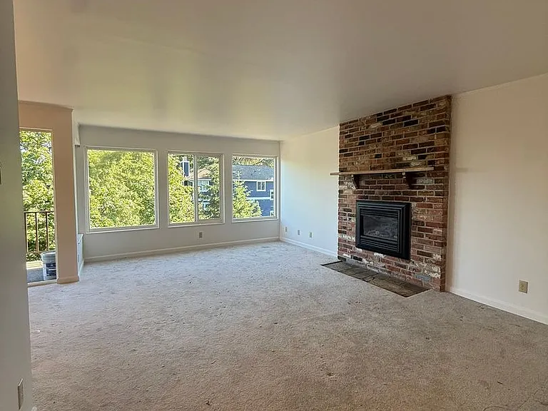 1952 Thorndyke Ave W — Photo 6