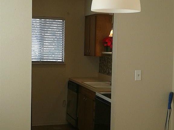 4th image of 4822 Lovell Ave