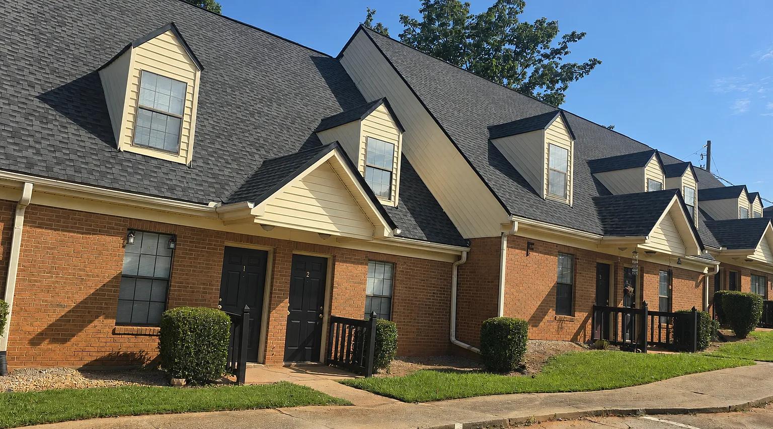 Hillcrest Apartments — Photo 1