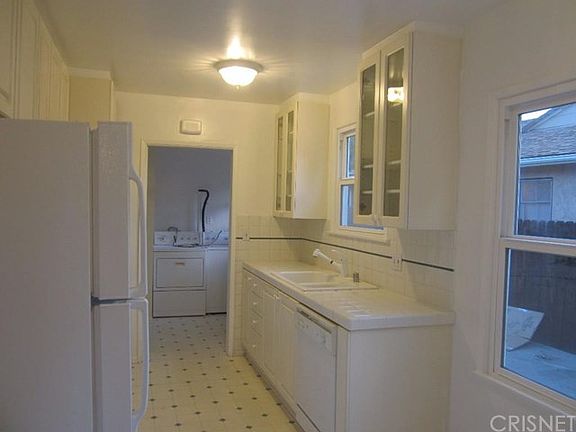 4th image of 20745 Archwood St