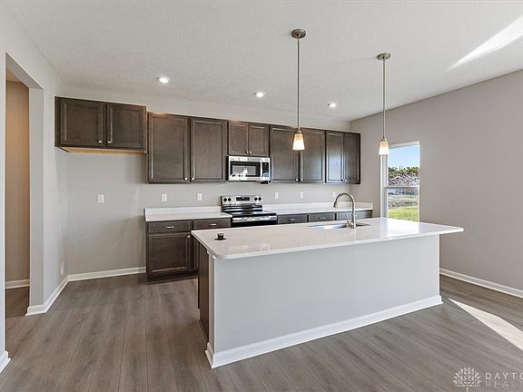 3rd image of 535 Iris Dr