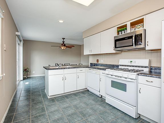 5th image of 420 Essex Pl