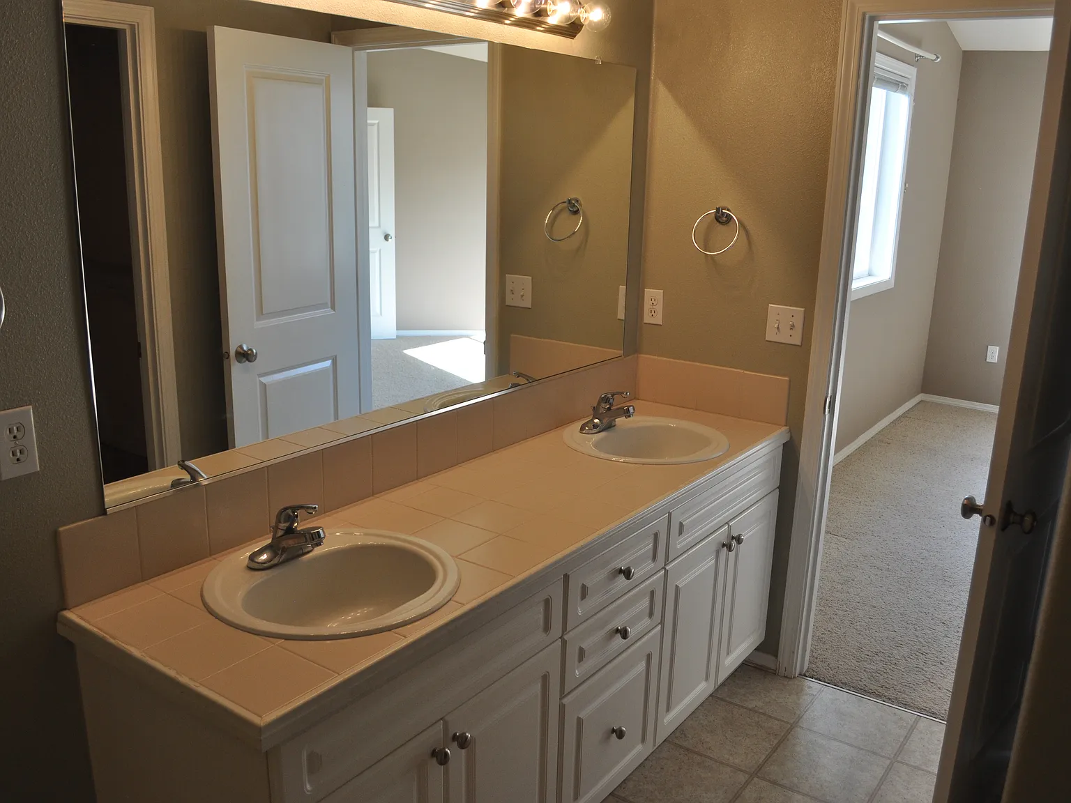 4 bed, 2.5 bath, 2160 sqft, $2,800 — Photo 4