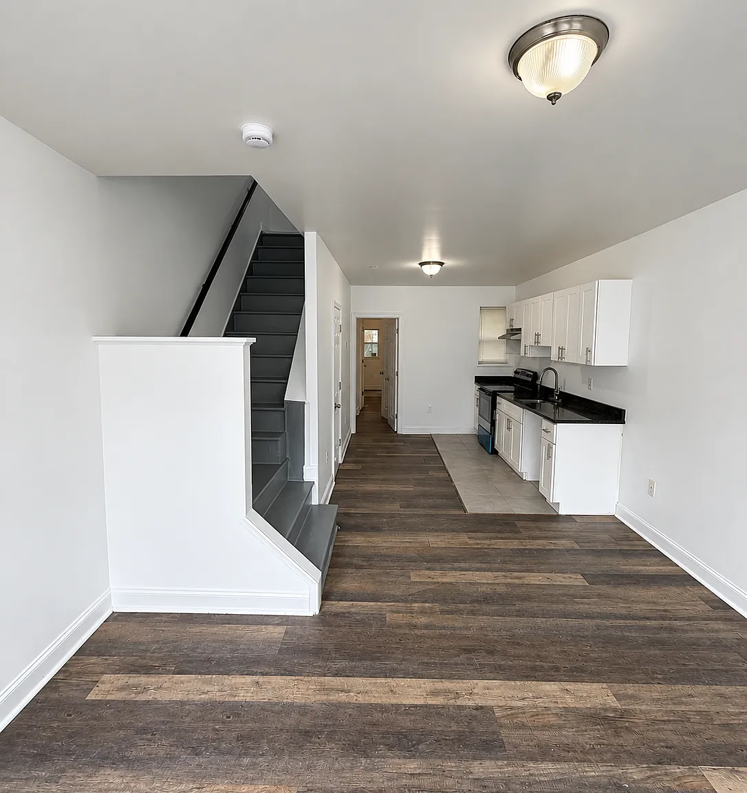 4 bed, 1.5 bath, 920 sqft, $2,100 — Photo 2