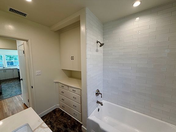 4th image of 131-133 Poinsettia Ave #131