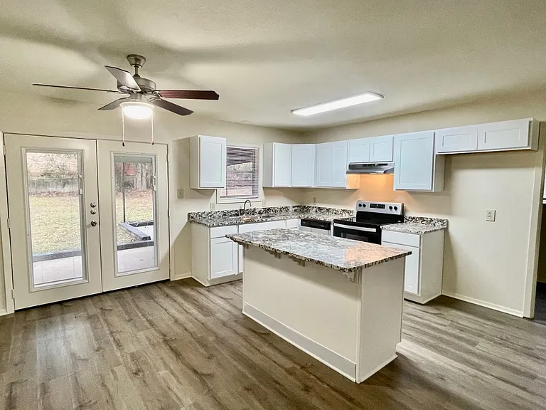 407 Drake Blvd — Photo 1