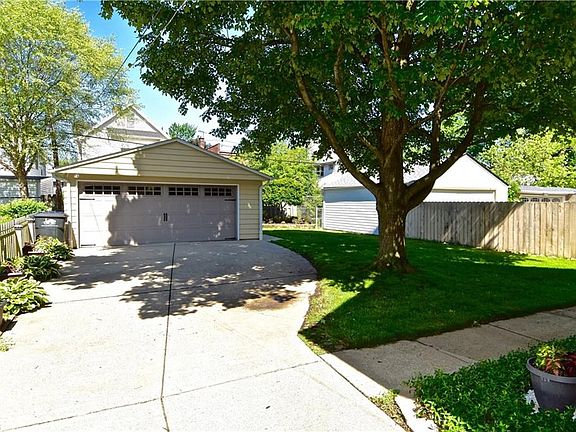 3rd image of 1216 Saint Charles Ave