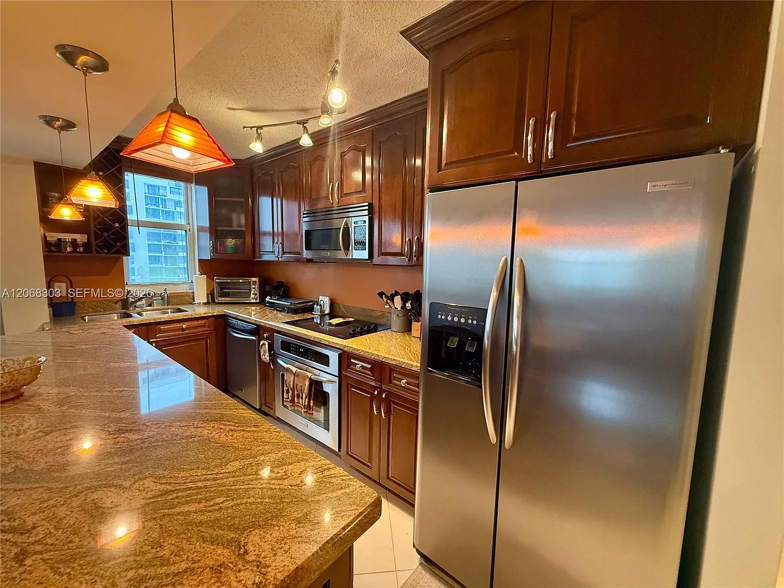 Isola Condo — Photo 4