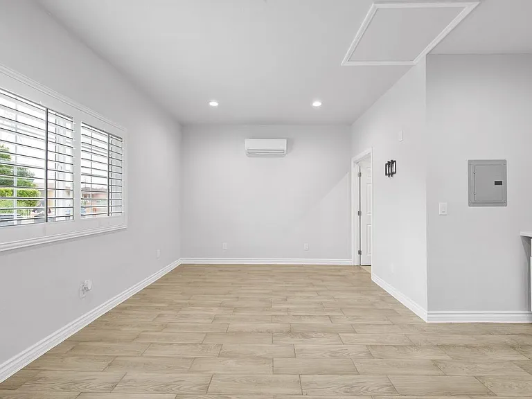 8459 Omelveny Ave — Photo 10