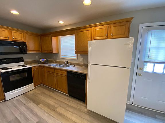 3rd image of 109 Hillridge Ct APT B