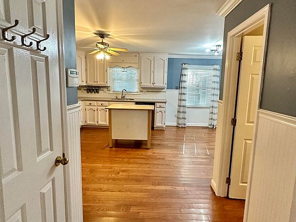 5th image of 16013 Michelle Dr SE