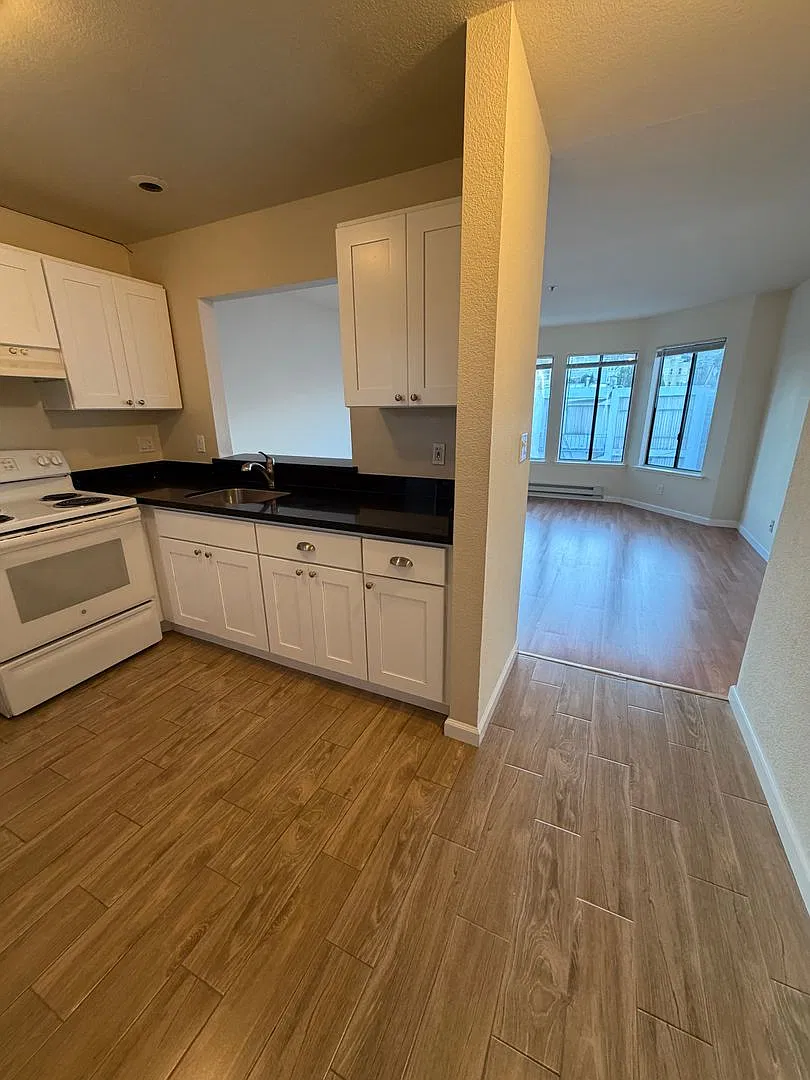 Light-Filled One Bedroom with Elevator & Laundry in Building — Photo 3