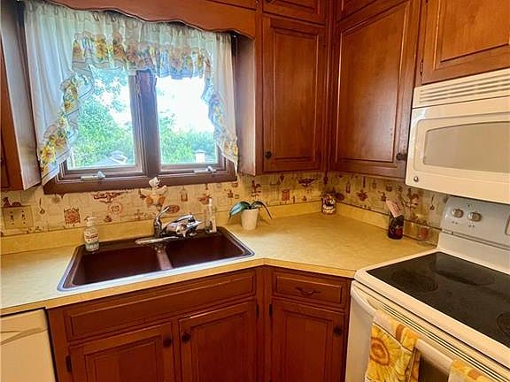 5th image of 1600 Blueberry Dr