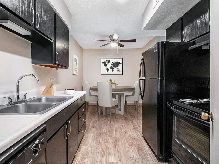 Harrisburg Square Apartments — Photo 10