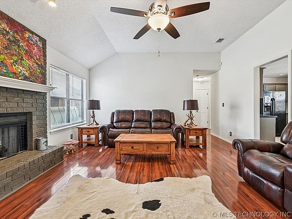 3rd image of 13773 S Oak Pl