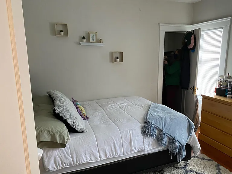Middle bedroom