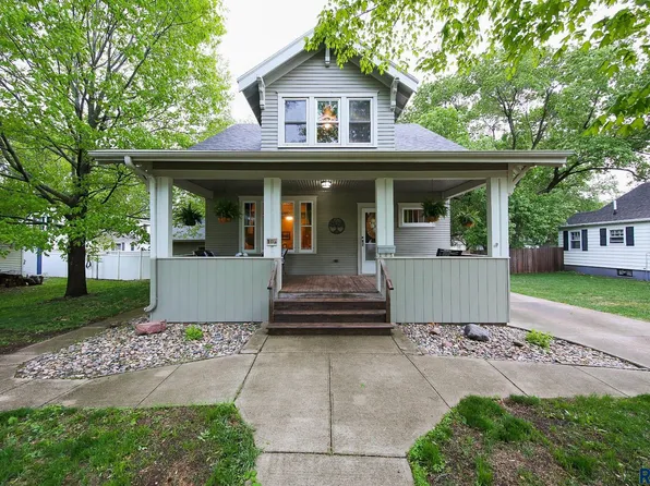 105 N 7th St, Beresford, SD 57004