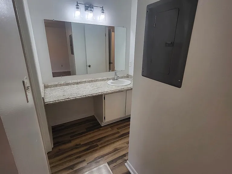 Cassandra Apartments — Photo 1
