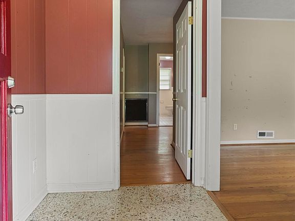 3rd image of 213 Monterey Cir