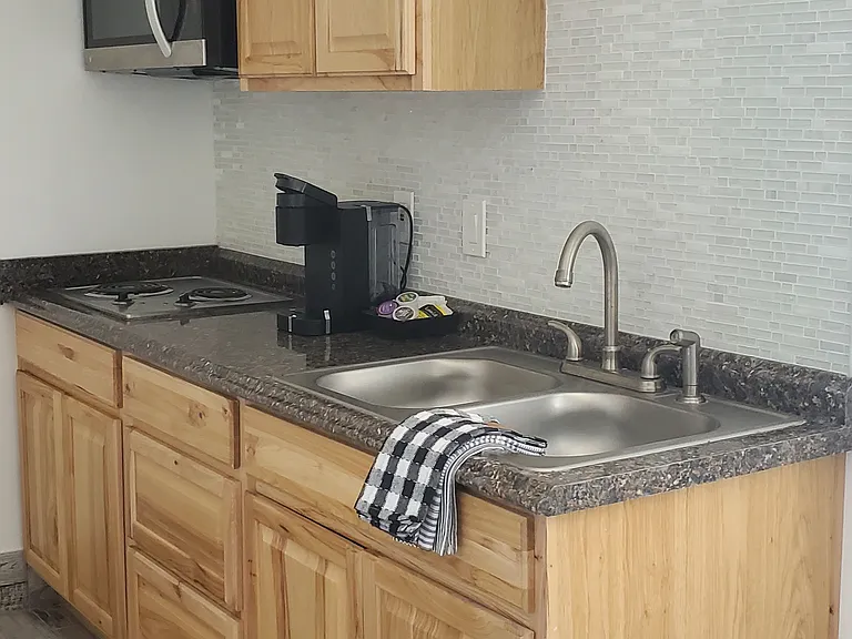 Fully equipped kitchenette with modern appliances. Everything you need to prepare your favorite meals in a clean and efficient space.
