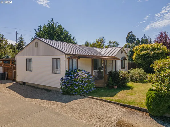 2145 Lombard St, North Bend, OR 97459