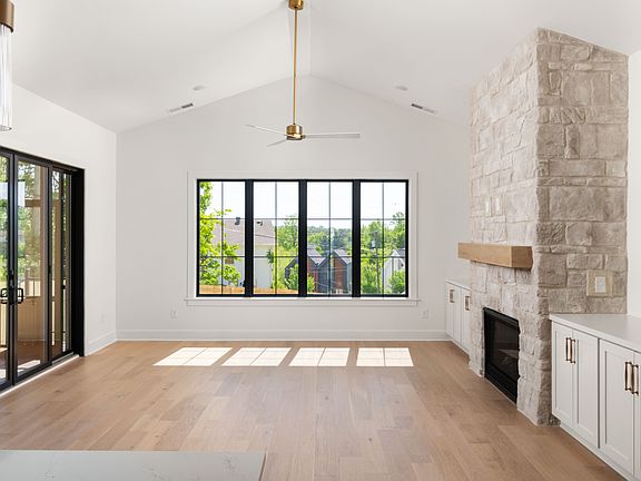 5th image of 213 Perlen Dr #B
