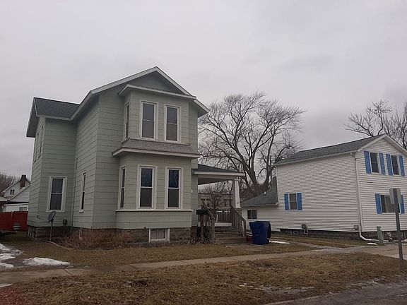 3rd image of 302 N Linn St