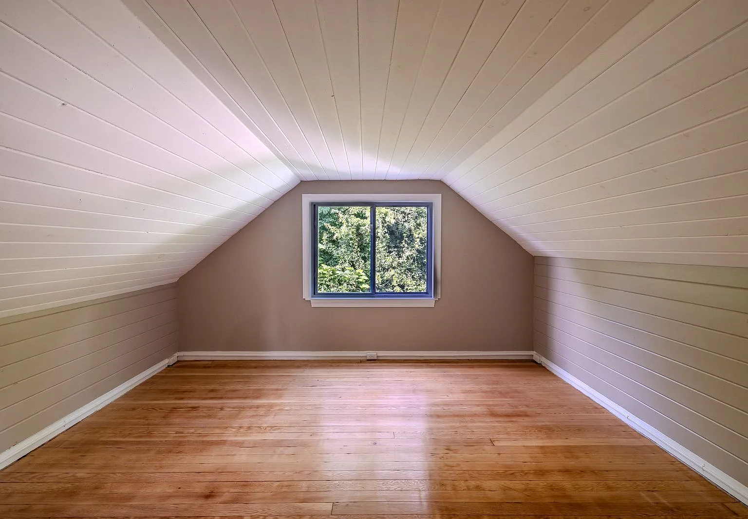 3 bed, 1.0 bath, 1271 sqft, $2,200 — Photo 3