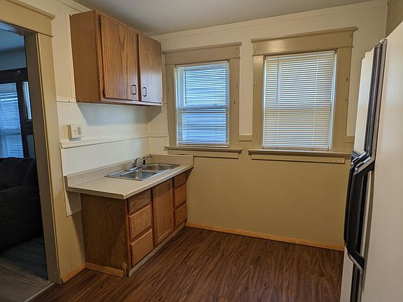 3rd image of 926 E 26th St Floor 1