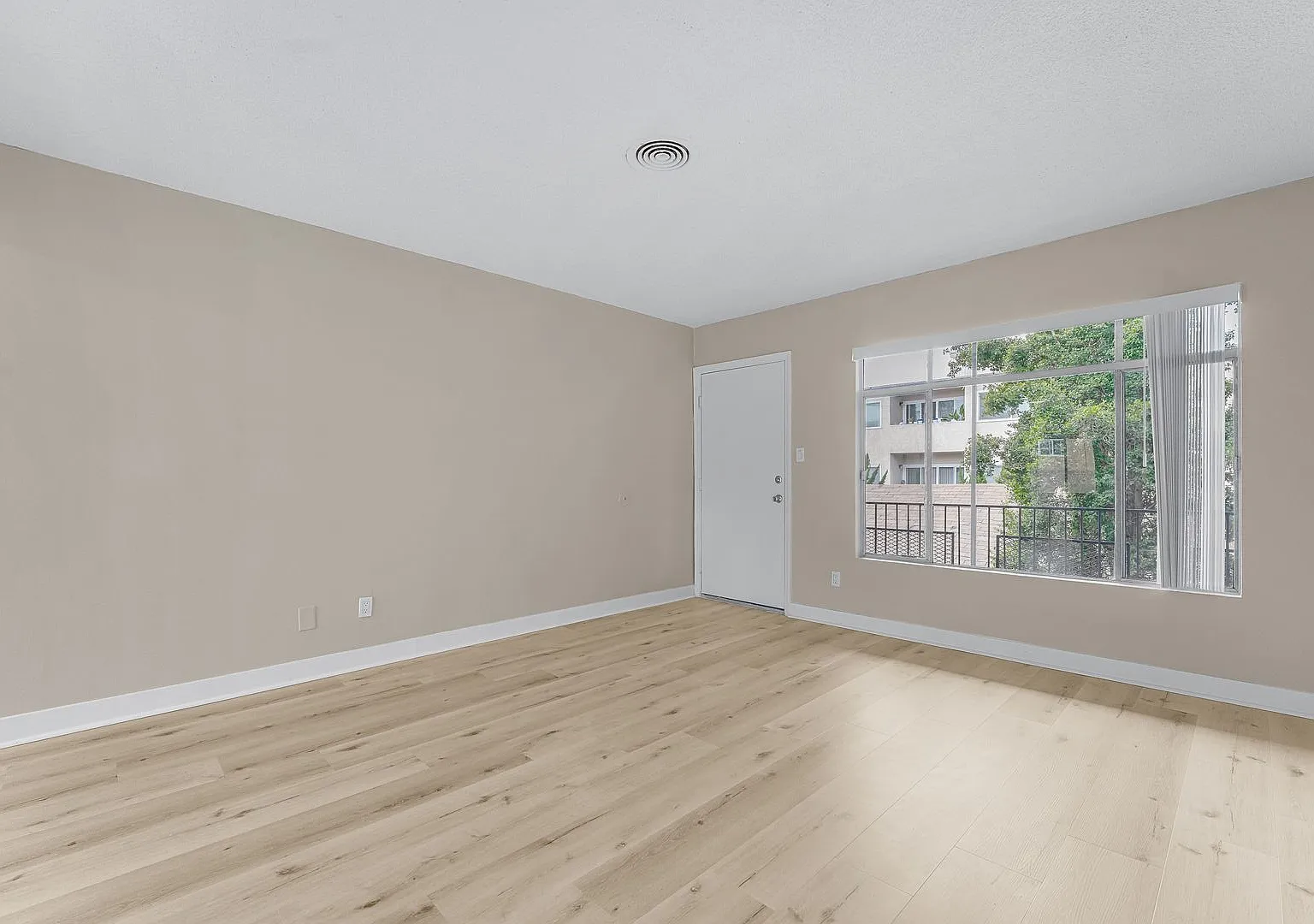 Beautiful Inglewood Apartment! — Photo 2