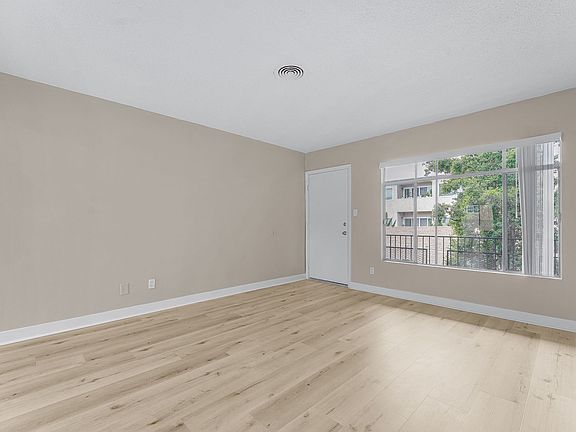 2nd image of 531 W Hyde Park Blvd APT 9